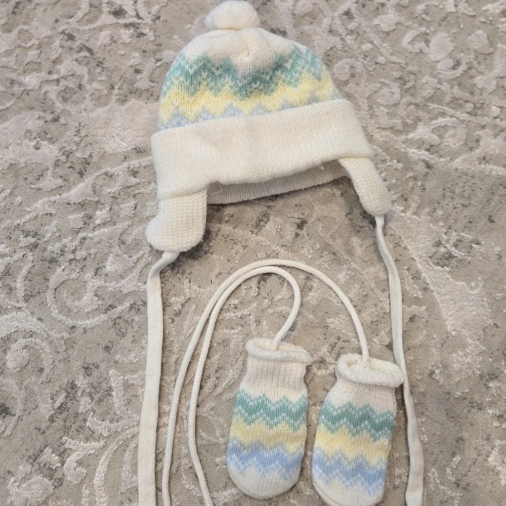 Vintage 1990s Cozy Cream Pastel Knit Hat and Mittens Set